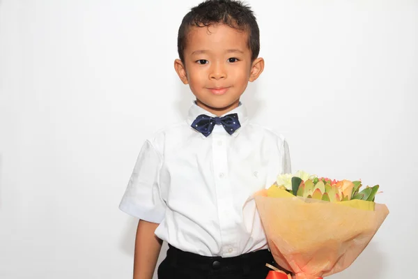 Japonés chico con un ramo de flores (4 años) ) — Foto de Stock