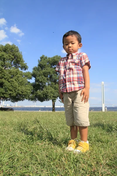 Japonês menino correndo na grama (4 anos ) — Fotografia de Stock