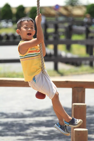 Japanese boy playing with Tarzan rope (4 years old) — Stock Photo, Image