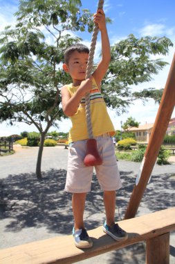 Japon çocuk Tarzan ipiyle oynuyor (4 yaşında))
