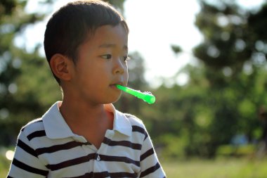 Japon çocuk (4 yaşında kabarcık ile oynamak)