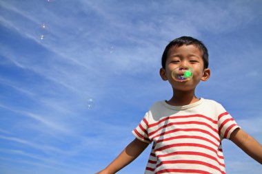 Japon çocuk (4 yaşında kabarcık ile oynamak)