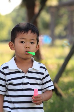 Japon çocuk (4 yaşında kabarcık ile oynamak)