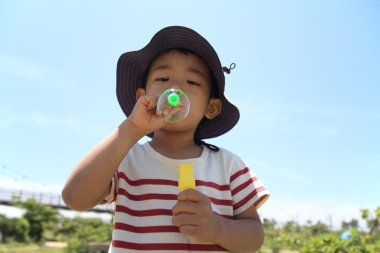 Japon çocuk (4 yaşında kabarcık ile oynamak)