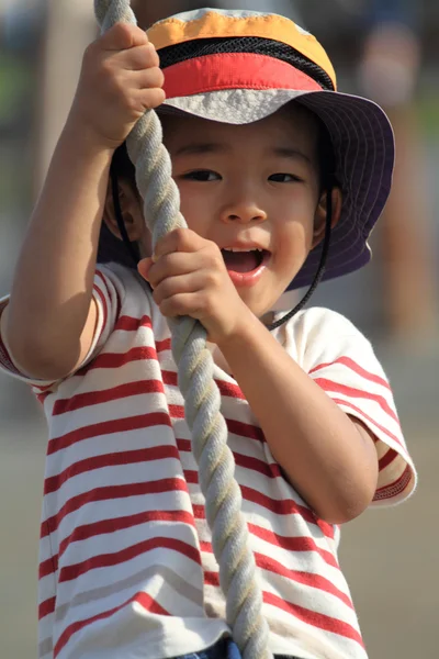 타잔 로프와 놀고 있는 일본 소년 (4 세 )) — 스톡 사진