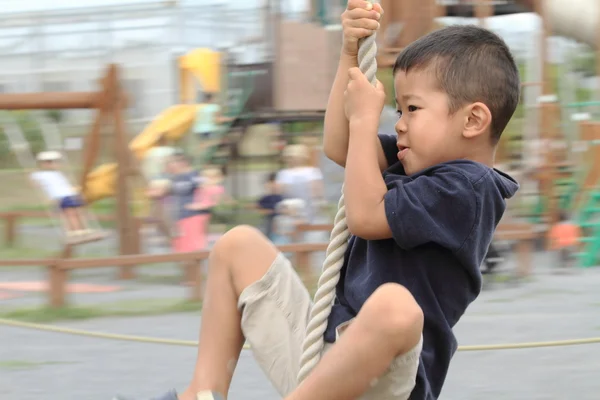 Japán fiú játszik Tarzan kötél (4 éves) — Stock Fotó