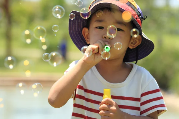 Japonês menino brincando com bolha (4 anos ) — Fotografia de Stock