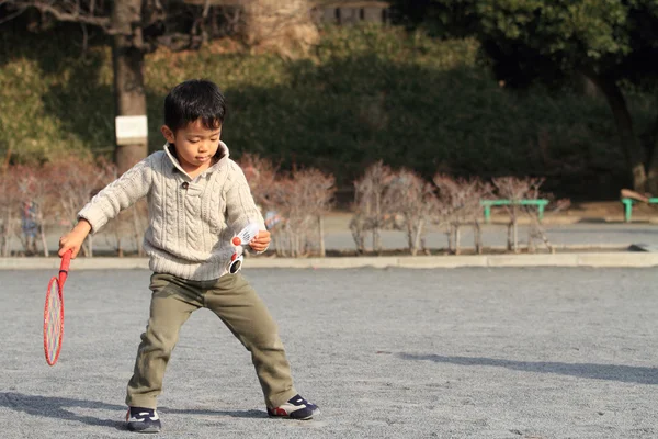 打羽毛球 (4 岁的日本男孩) — 图库照片