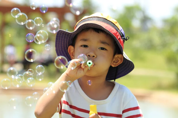 Japonês menino brincando com bolha (4 anos ) — Fotografia de Stock