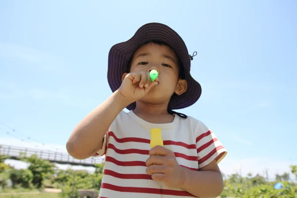 バブル (4 歳児と遊ぶ日本の少年) — ストック写真