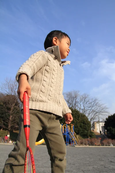 Japonské chlapce hrát badminton (4 roky) — Stock fotografie