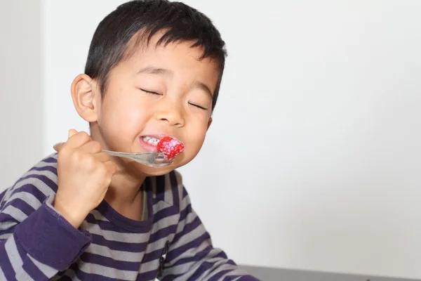日本男児 (4 歳のイチゴを食べる) — ストック写真