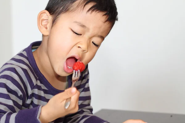 Japonais garçon manger fraise (4 ans ) — Photo