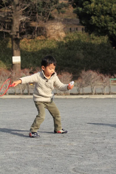 일본 소년 배드민턴 (4 세) — 스톡 사진