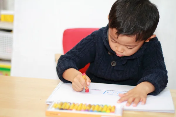 Japonês menino desenho um quadro (4 anos de idade ) — Fotografia de Stock