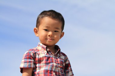 Mavi gökyüzü (3 yaşında altında Japon oğlan)
