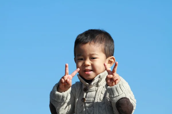 Japanese boy under the blue sky (3 years old) — Stock Photo, Image