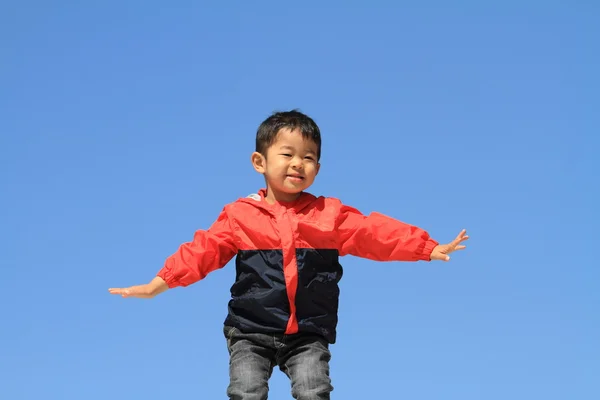 Japonês menino sob o céu azul (3 anos de idade ) — Fotografia de Stock