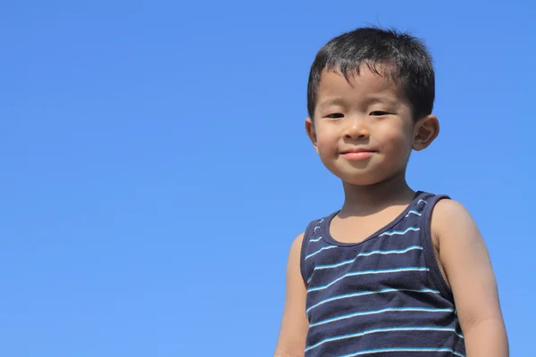 Japanischer Junge unter blauem Himmel (3 Jahre alt)) — Stockfoto
