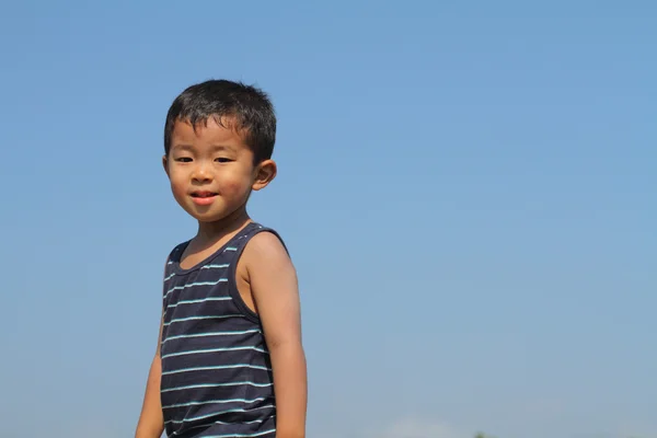Japonês menino sob o céu azul (3 anos de idade ) — Fotografia de Stock