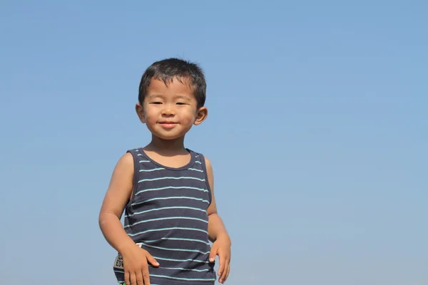 Japansk pojke under den blå himlen (3 år gammal) — Stockfoto