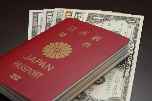 Passaporto giapponese e dollaro USA — Foto Stock
