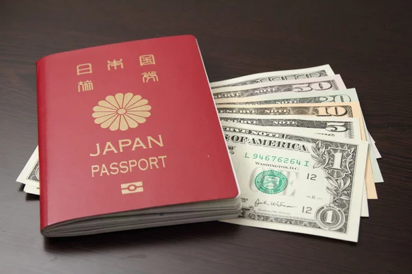 Passaporto giapponese e dollaro USA — Foto Stock