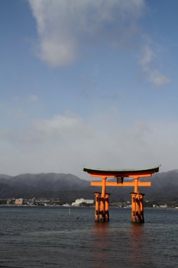 Itsukuşima tapınak Miyajima, Hiroşima, Japonya içinde yüzen kapısı