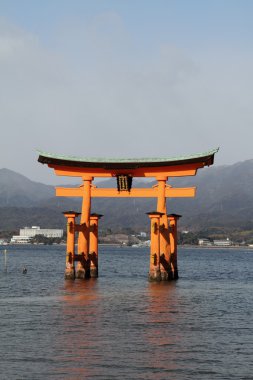 Itsukuşima tapınak Miyajima, Hiroşima, Japonya içinde yüzen kapısı
