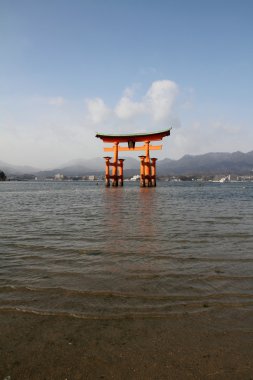Itsukuşima tapınak Miyajima, Hiroşima, Japonya içinde yüzen kapısı