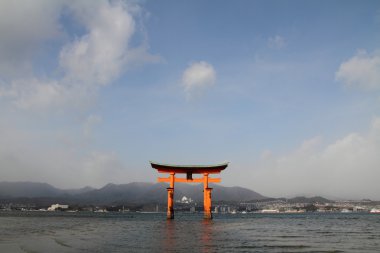 Itsukuşima tapınak Miyajima, Hiroşima, Japonya içinde yüzen kapısı