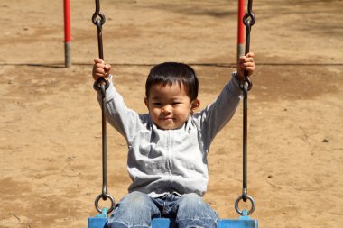 Japon çocuk (2 yıl eski salıncak üzerinde)