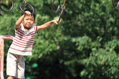 Atletizm sahasında oynayan Japon çocuk (4 yaşında)