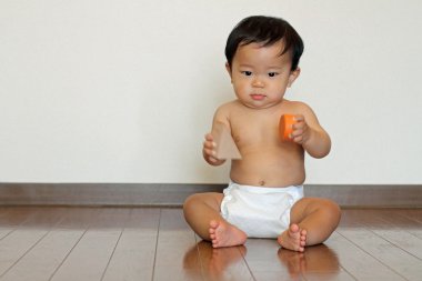 Japon bebek çocuk (0 yaşındaki bloklarla oynama)