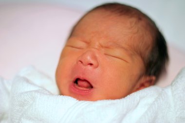 Erkek (0 yaşındaki Japon yeni doğan bebek ağlıyor)
