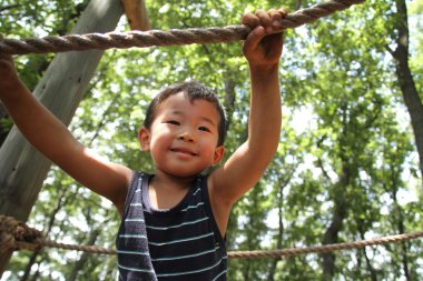 Japon çocuk (3 yaşında ip ile oynamak)