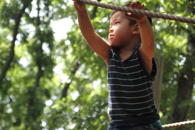 Japon çocuk (3 yaşında ip ile oynamak)