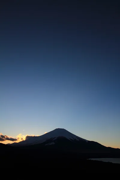 Mt. Fuji, vista desde el lago Yamanaka en Yamanashi, Japón (escena vespertina ) — Foto de Stock