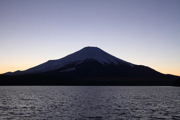 Mt. Fuji, vista do lago Yamanaka em Yamanashi, Japão (cena noturna ) — Fotografia de Stock