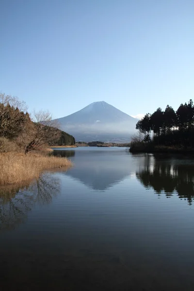 Mt. Fuji, vista desde el lago Tanuki en Shizuoka, Japón — Foto de Stock