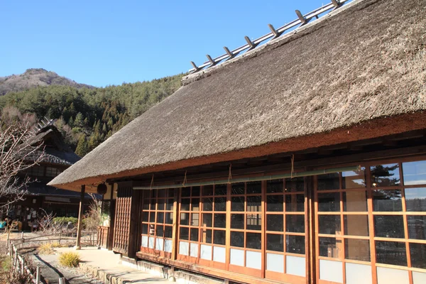 Casa de telhado de palha japonesa em Saiko Yamanashi, Japão — Fotografia de Stock