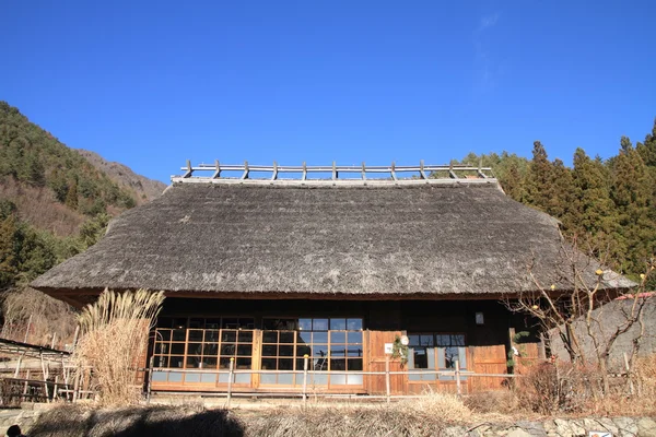 Japoński kryty strzechą dach dom w Saiko Yamanashi, Japonia — Zdjęcie stockowe