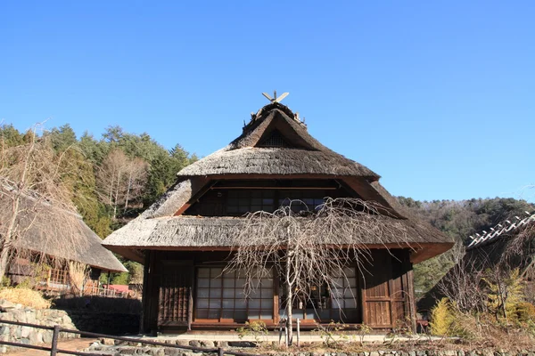 Casa de telhado de palha japonesa em Saiko Yamanashi, Japão — Fotografia de Stock