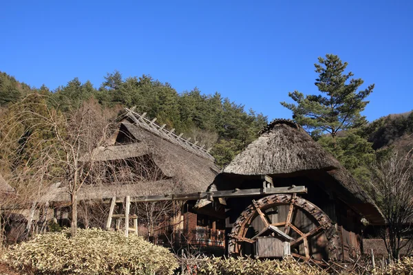 Casa de techo de paja japonesa en Saiko Yamanashi, Japón — Foto de Stock
