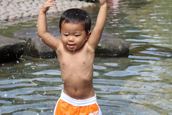 玩水 （1 岁的日本男孩) — 图库照片
