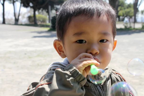 Japonês menino brincando com bolha (2 anos ) — Fotografia de Stock