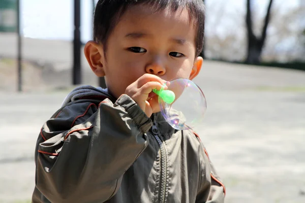 Japon çocuk (2 yaş kabarcık ile oynamak) — Stok fotoğraf