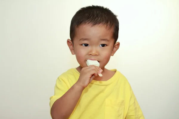 일본 소년 먹는 아이스크림 (3 세) — 스톡 사진