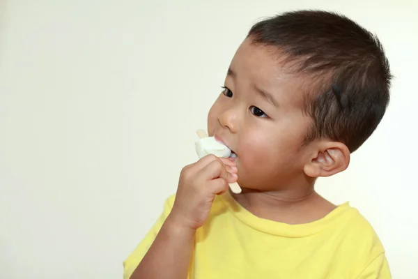 Japonais garçon manger crème glacée (3 ans ) — Photo