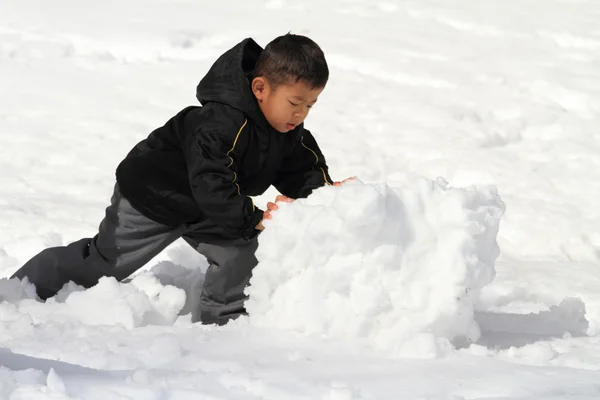 Japanse jongen maken sneeuwpop (4 jaar oud) — Stockfoto